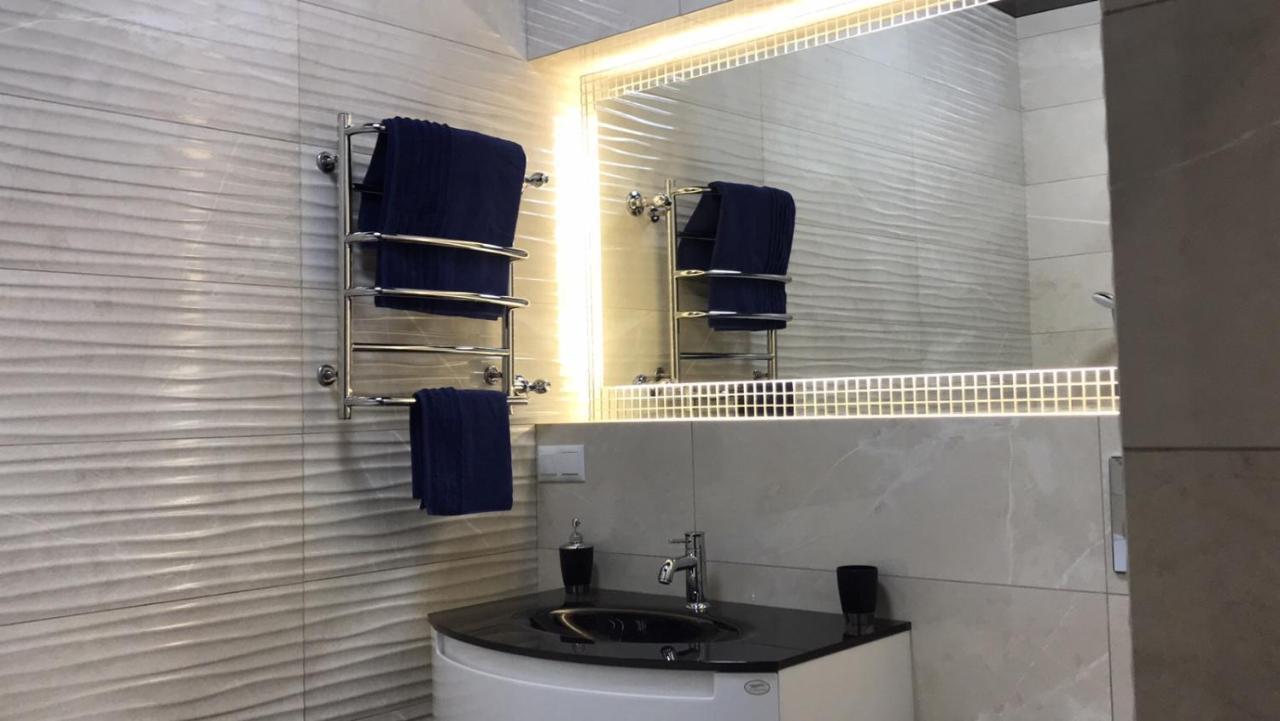 New Luxury Apartment In The Center On Konstitution Square Charkiv Esterno foto